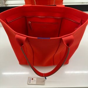 🚨🚨🚨🚨 Rothy’s Essential tote in Bright Poppy- Very hard to find